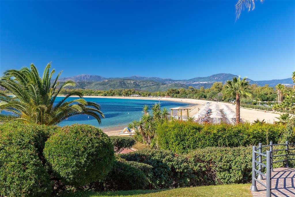 Hotelová pláž s lehátky, Arbatax, Sardinie
