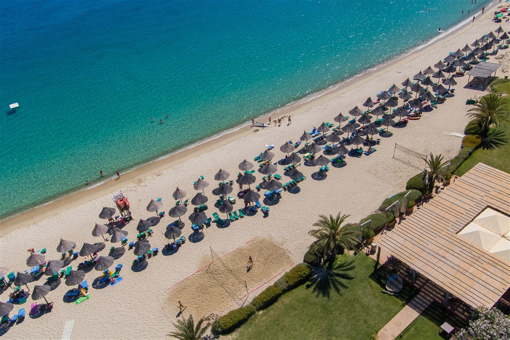 Pohled na pláž a bar na pláži, Villasimius, Sardinie