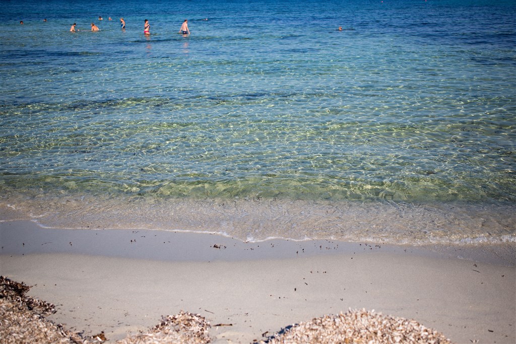 Průzračné moře v lokalitě San Teodoro, Sardinie, Itálie