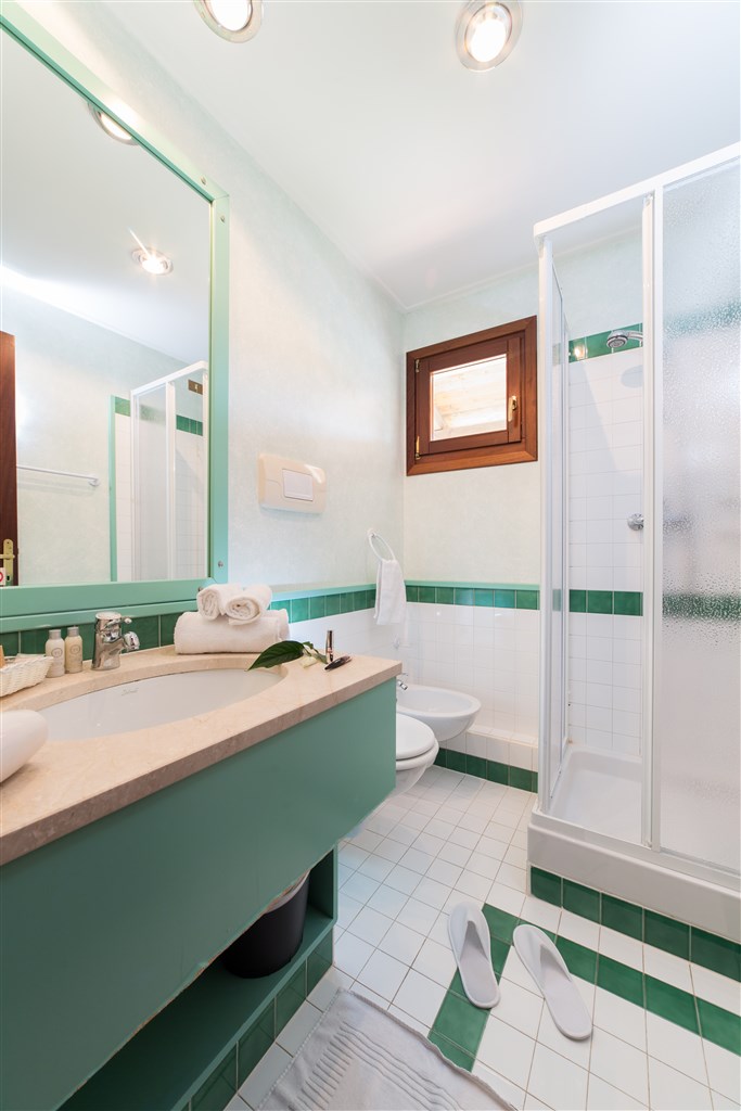 Koupelna ve čtyřlůžkovém pokoji, San Teodoro, Sardinie, Itálie