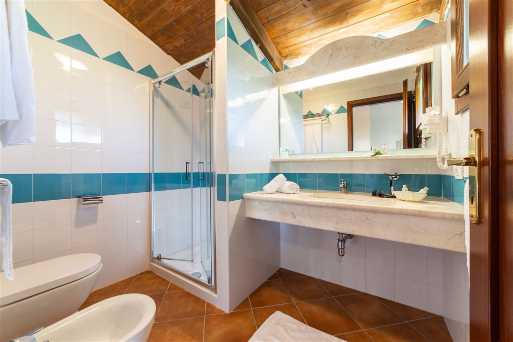 Ukázka koupelny v pokoji, San Teodoro, Sardinie, Itálie