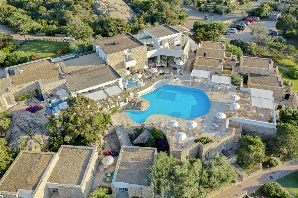 Pohled na bazén v zahradě a parkoviště, Costa Smeralda, Sardinie