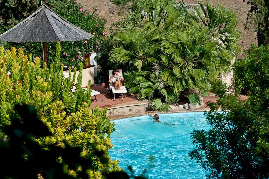 Vzrostlá zahrada s bazénem, Pula, Sardinie