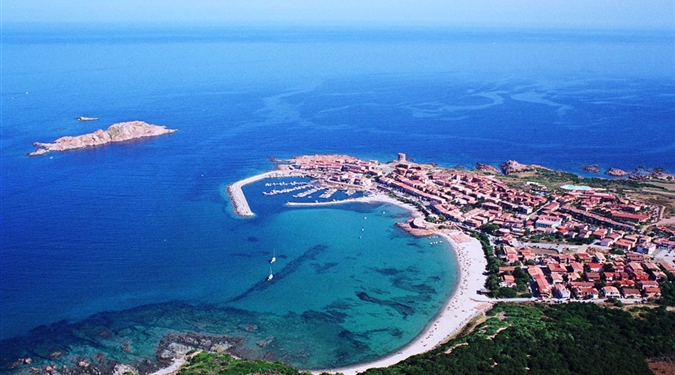 Pohled na město Isola Rossa (fonte: prima immobiliare)