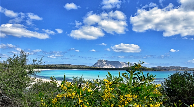 San Teodoro - Výhled na ostrov Tavolara (fonte:shutterstock)