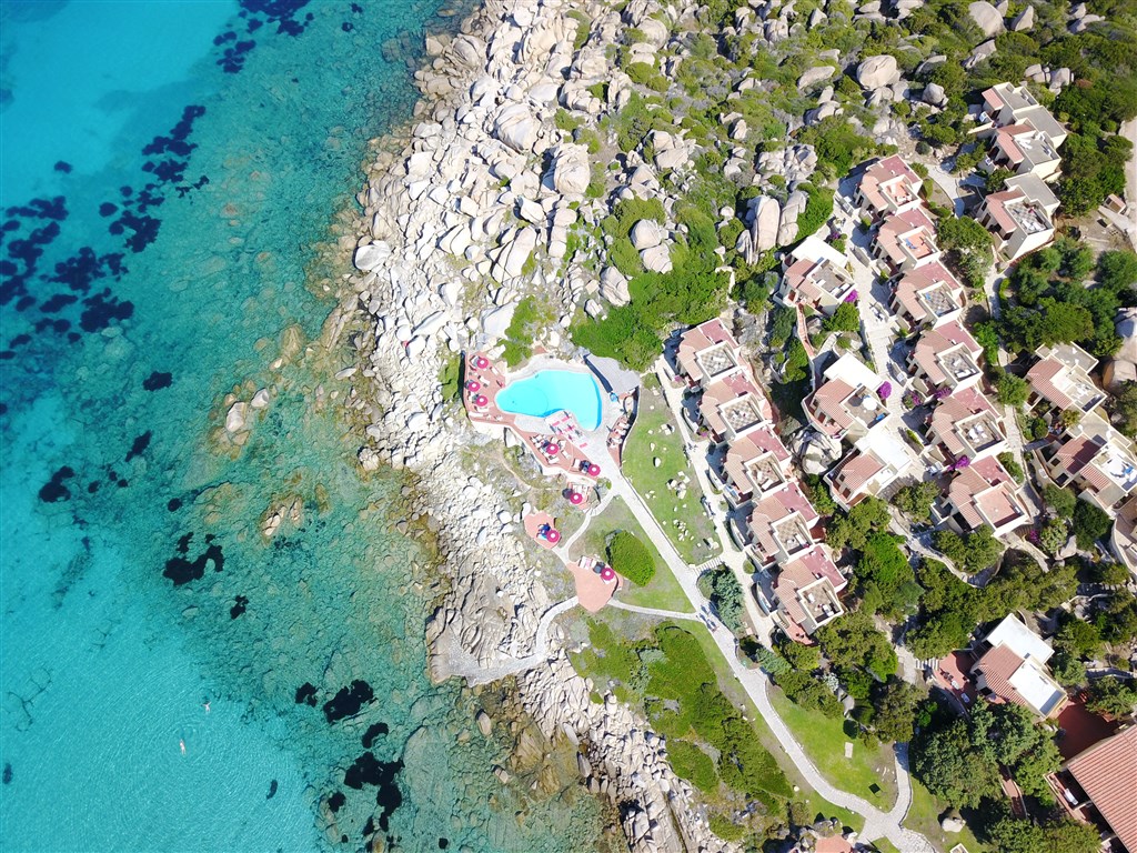 Letecký pohled na hotel, Santa Teresa di Gallura, Sardinie