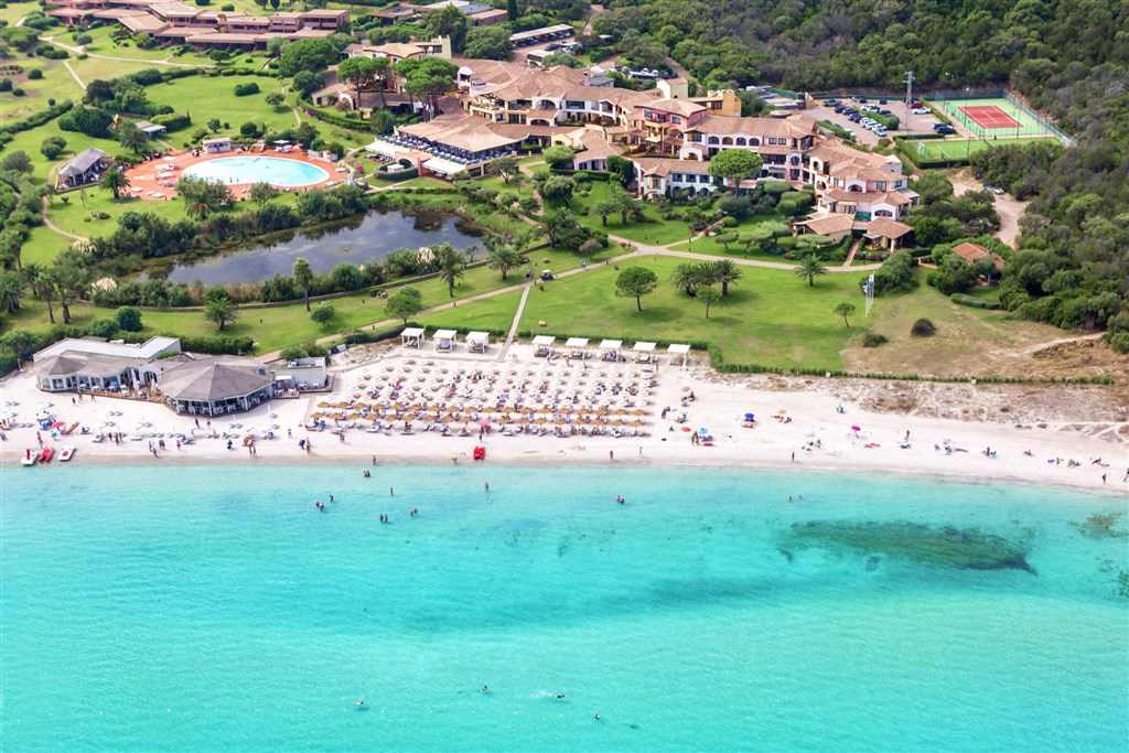 Letecký pohled na celý resort, Golfo di Marinella, Sardinie