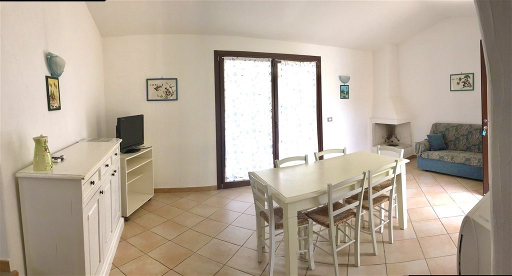 Pohled na jídelnu s obývací místností, Castiadas, Sardinie