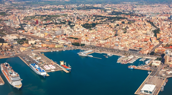 Letecký pohled na přístav v Cagliari