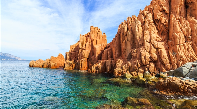 Sardinie východ - Červená skaliska u pobřeží Arbataxu