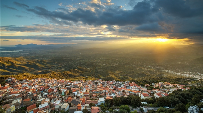 Sardinie východ - Pohled na město Baunei