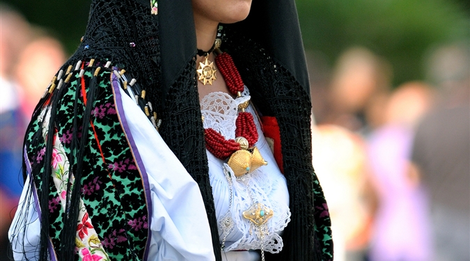 Oliena - Tradiční ženský kroj (zdroj: sardegnaturismo.it)
