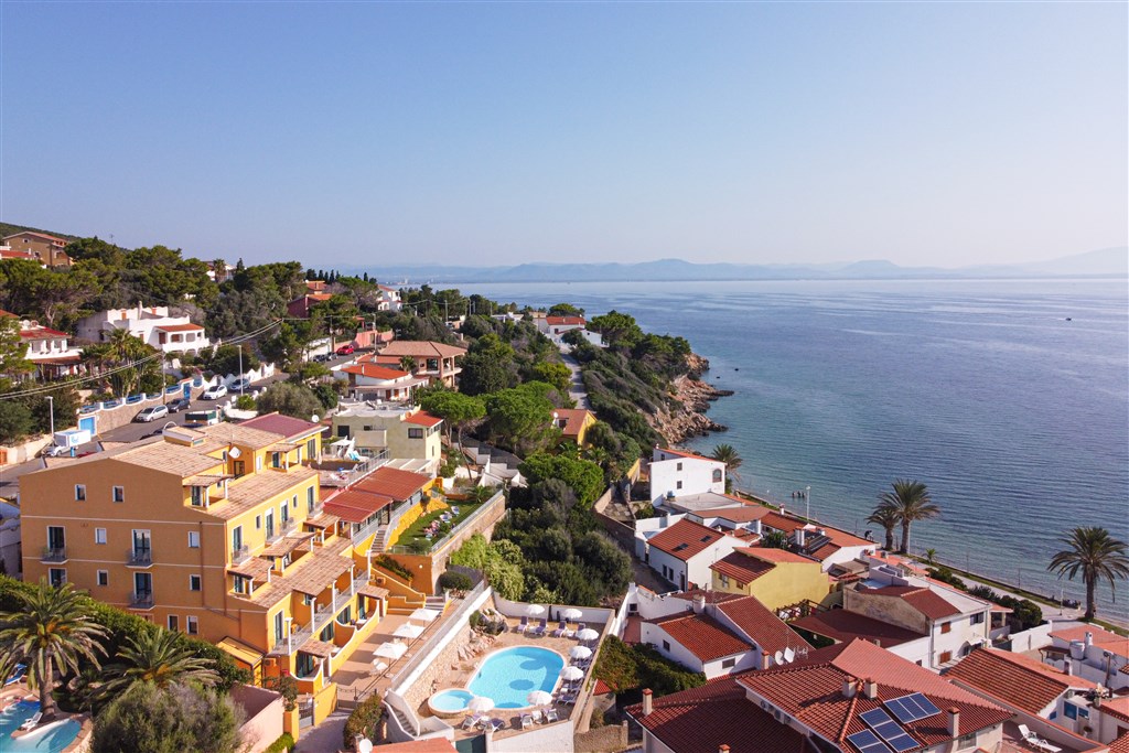 Panoramatický pohled na hotel, Maladroxia, Sardinie