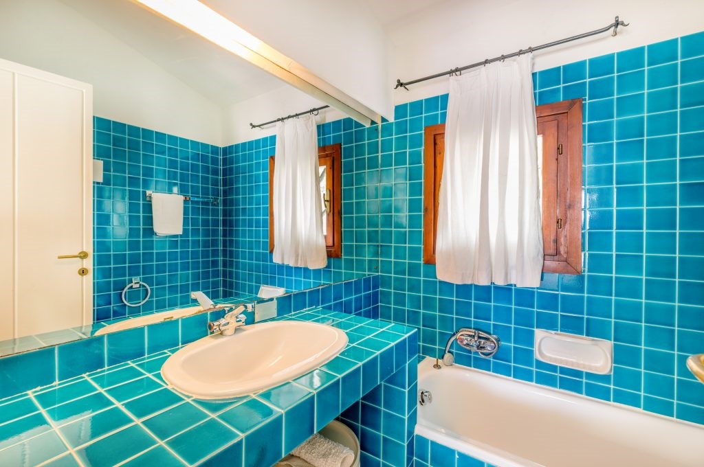 Koupelna v apartmánu TRILO, Baja Sardinia, Sardinie