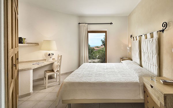 VILA B ložnice s manželským lůžkem, Isola Rossa, Sardinie