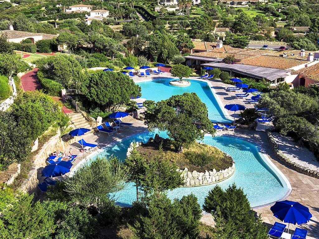 Pohled na hotelovou část Country, Porto Cervo, Costa Smeralda, Sardinie