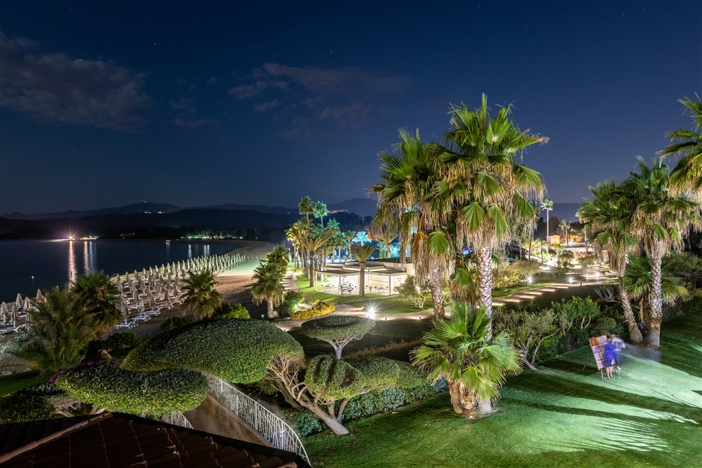 Večerní pohled na hotel, Arbatax, Sardinie
