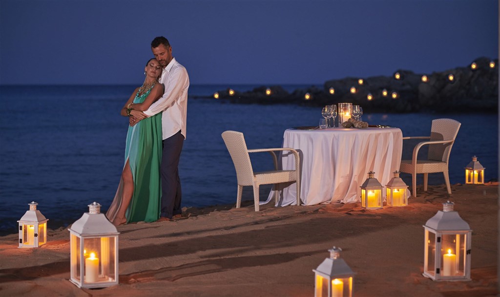 Romantická večeře na pláži, Chia, Sardinie