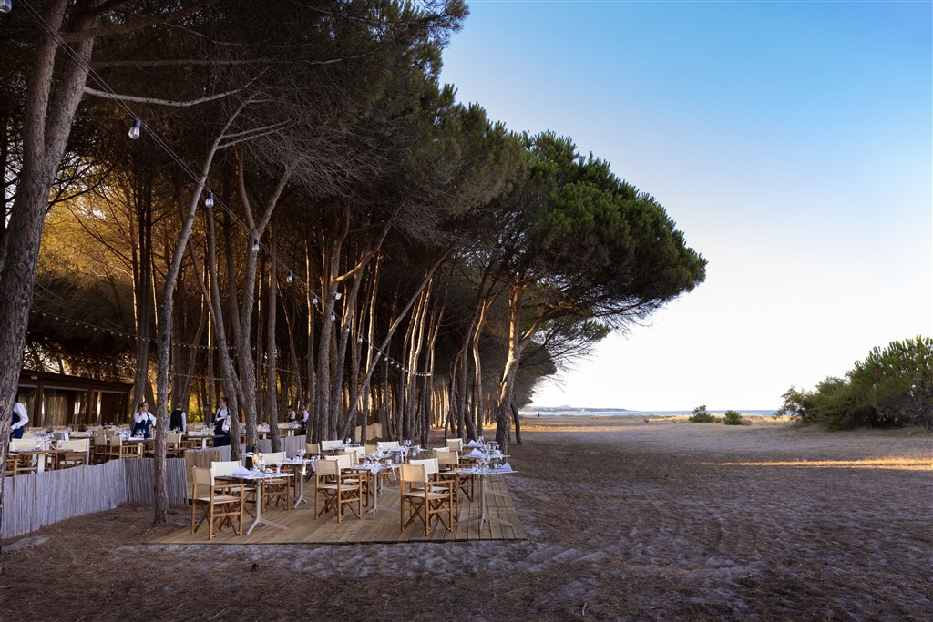 Bar a restaurace u pláže, Cardedu, Sardinie