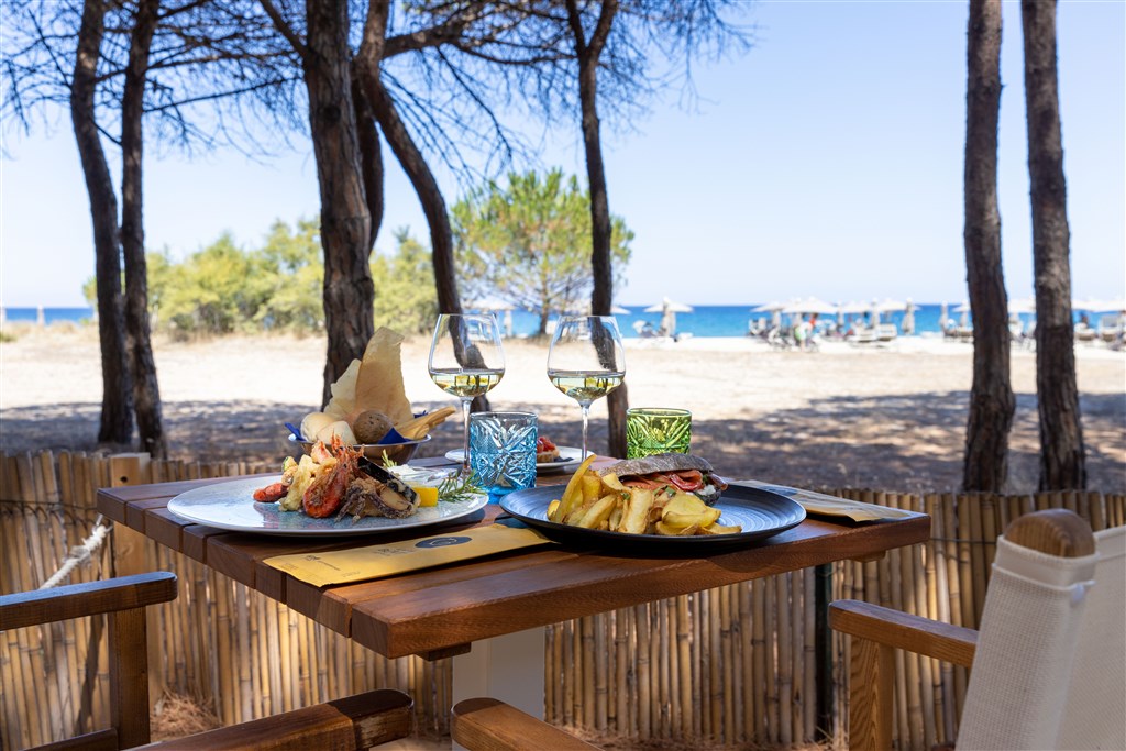Bar a restaurace u pláže, Cardedu, Sardinie