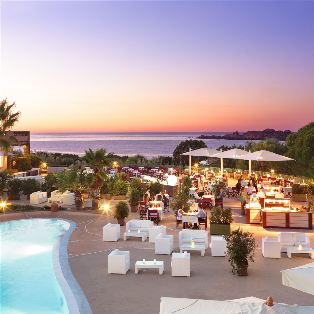 Restaurace u bazénu, Isola Rossa, Sardinie