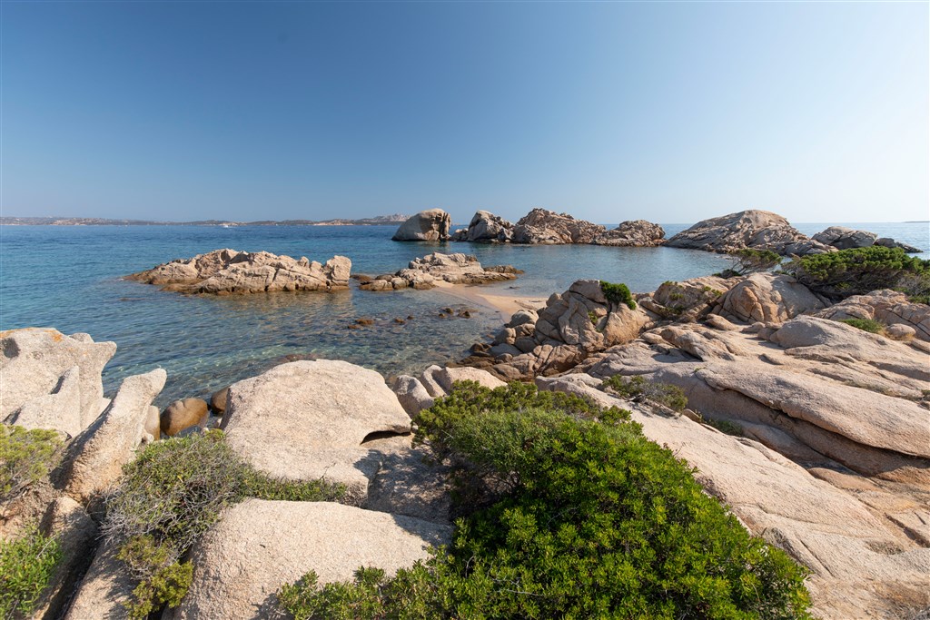 Cesta na soukromou pláž, Baja Sardinia, Sardinie