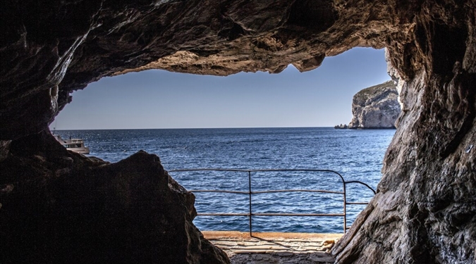 Porto Conte - Pohled z jeskyně