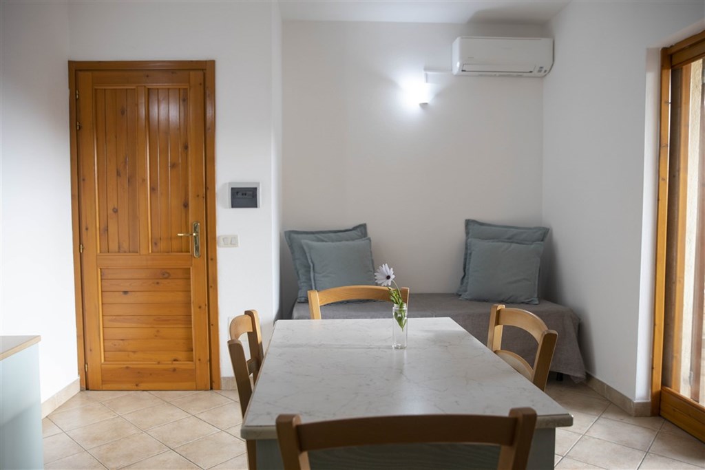 Obývací pokoj s rozkládací pohovkou, Isola Rossa, Sardinie