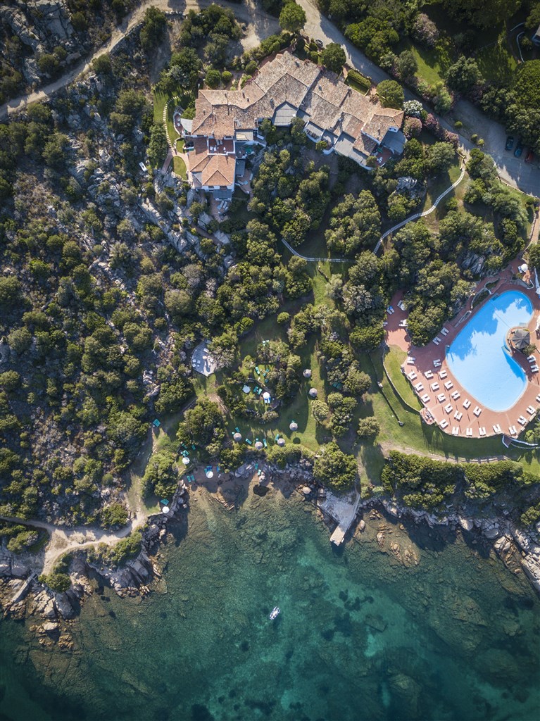 Letecký pohled na hotel, Baja Sardinia, Sardinie