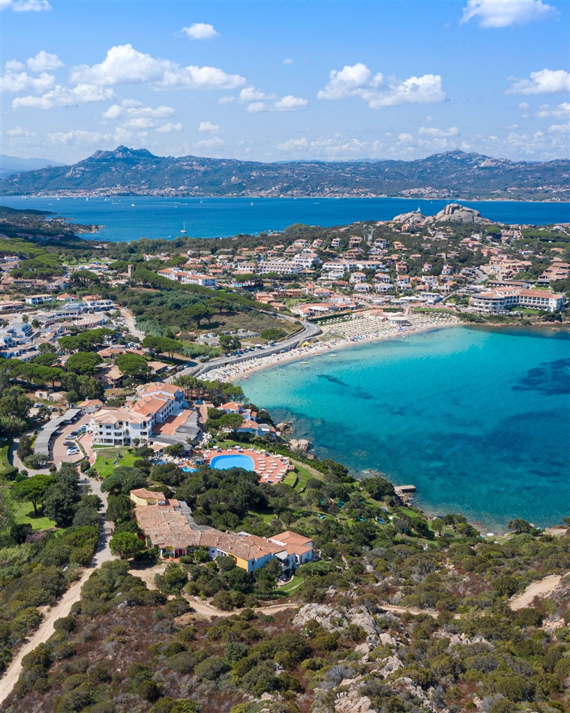 Letecký pohled na hotel, Baja Sardinia, Sardinie