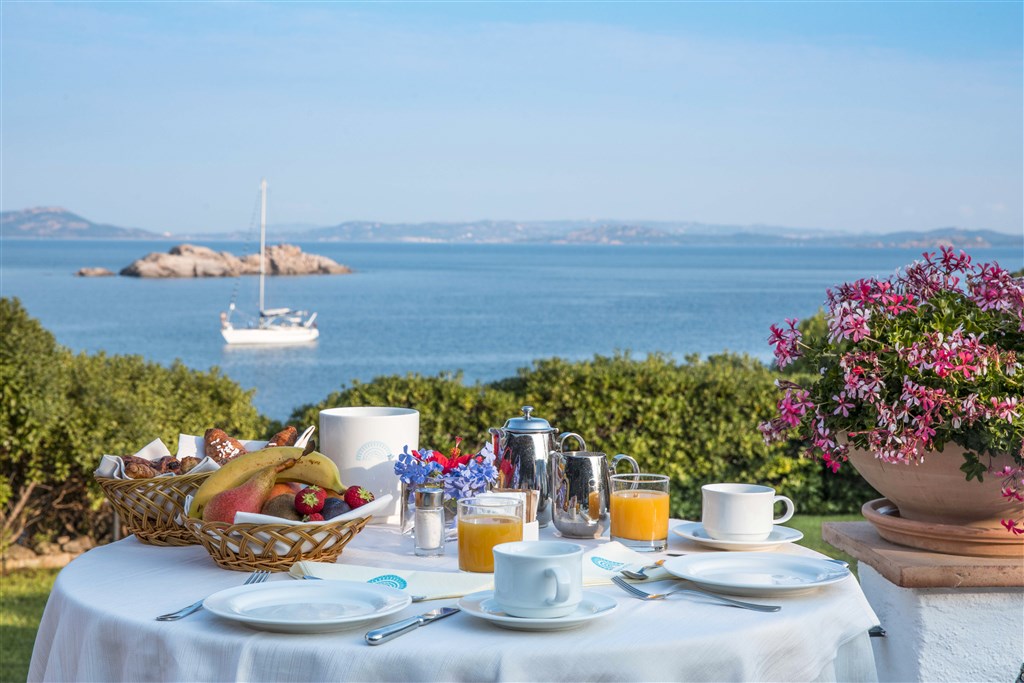 Snídaně v hotelové restauraci, Baja Sardinia, Sardinie