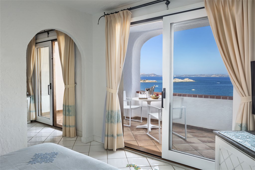Junior suite s výhledem na moře v hlavní budově, Baja Sardinia, Sardinie