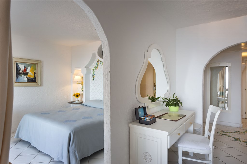Junior suite s výhledem na moře v hlavní budově, Baja Sardinia, Sardinie
