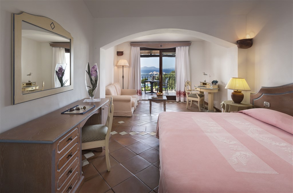 Junior suite v rezidenci, Baja Sardinia, Sardinie