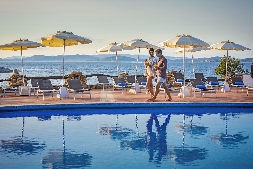 Hotelový bazén, Baja Sardinia, Sardinie