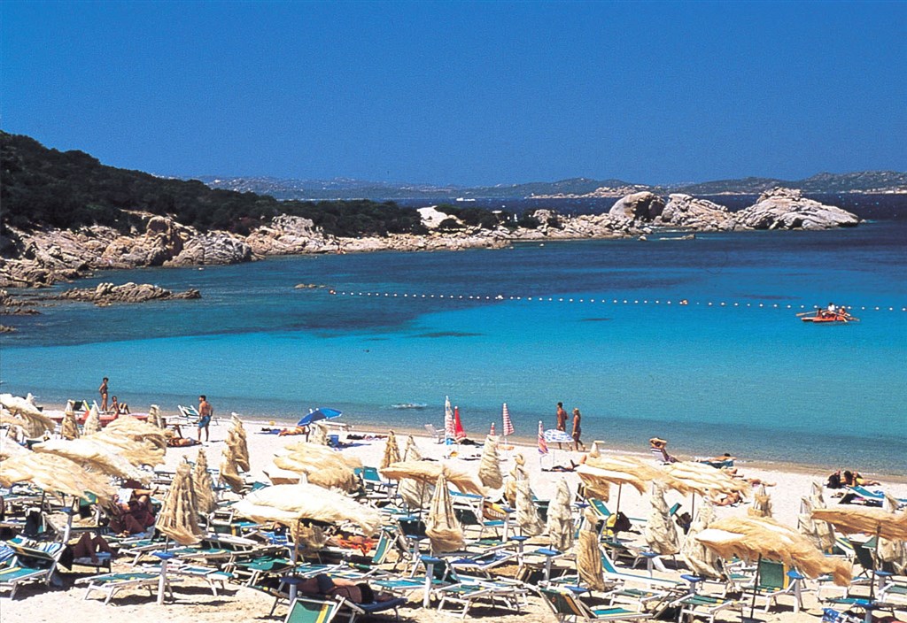 Veřejná pláž v Baja Sardinia, Sardinie