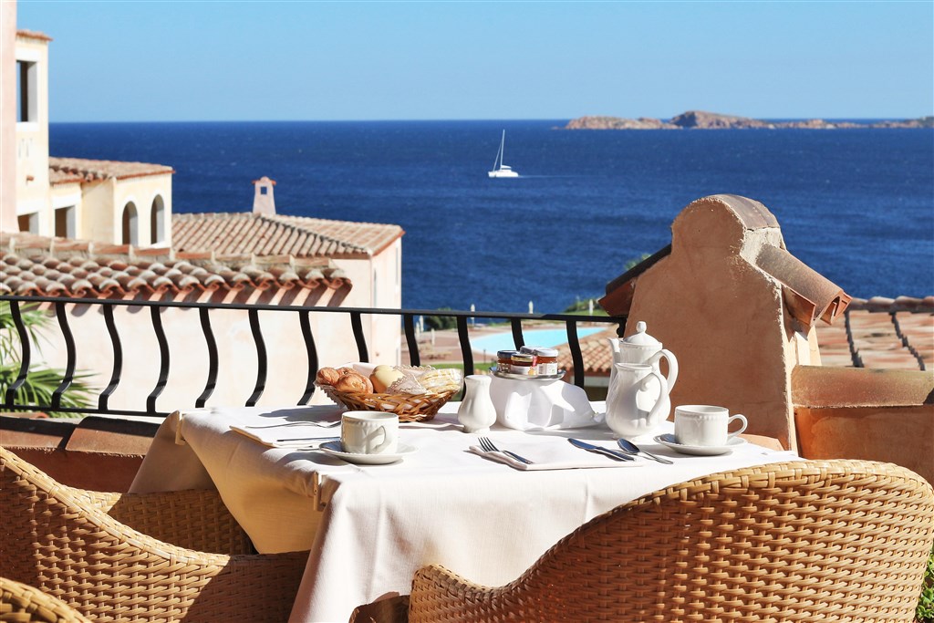 Snídaně na terase restaurace Colonna, Porto Cervo, Costa Smeralda, Sardinie