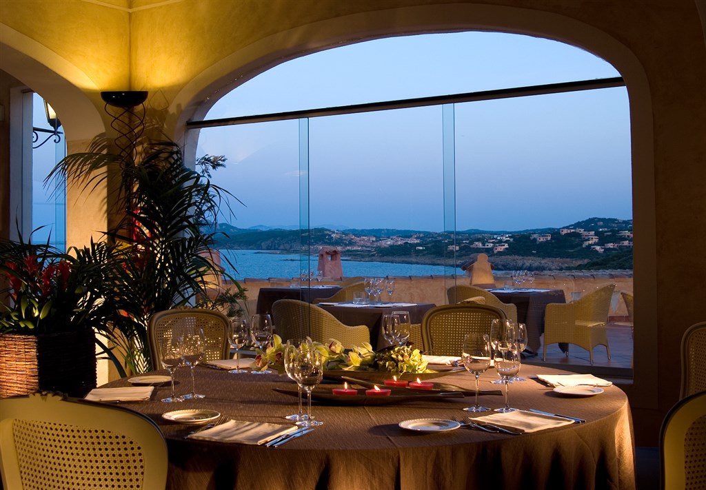 Vecere v restauraci Colonna, Porto Cervo, Costa Smeralda, Sardinie
