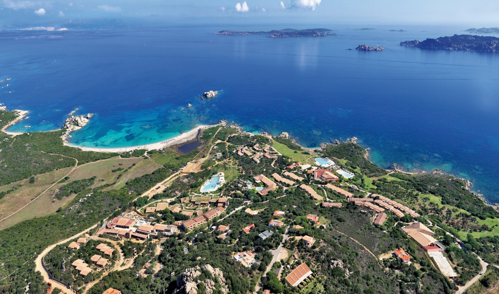 Letecký pohled na celý resort - Valle della Erica, Santa Teresa di Gallura, Sardinie