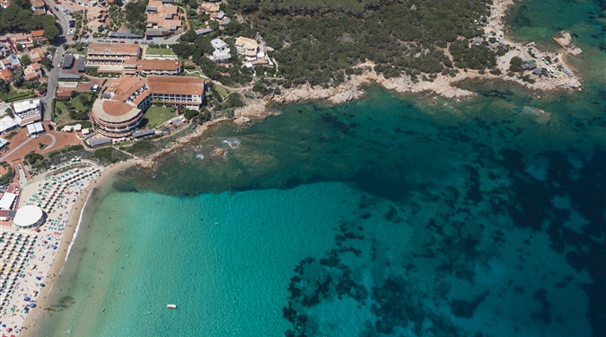 Letecký pohled na hotel a hlavní pláž, Baja Sardinia, Sardinie