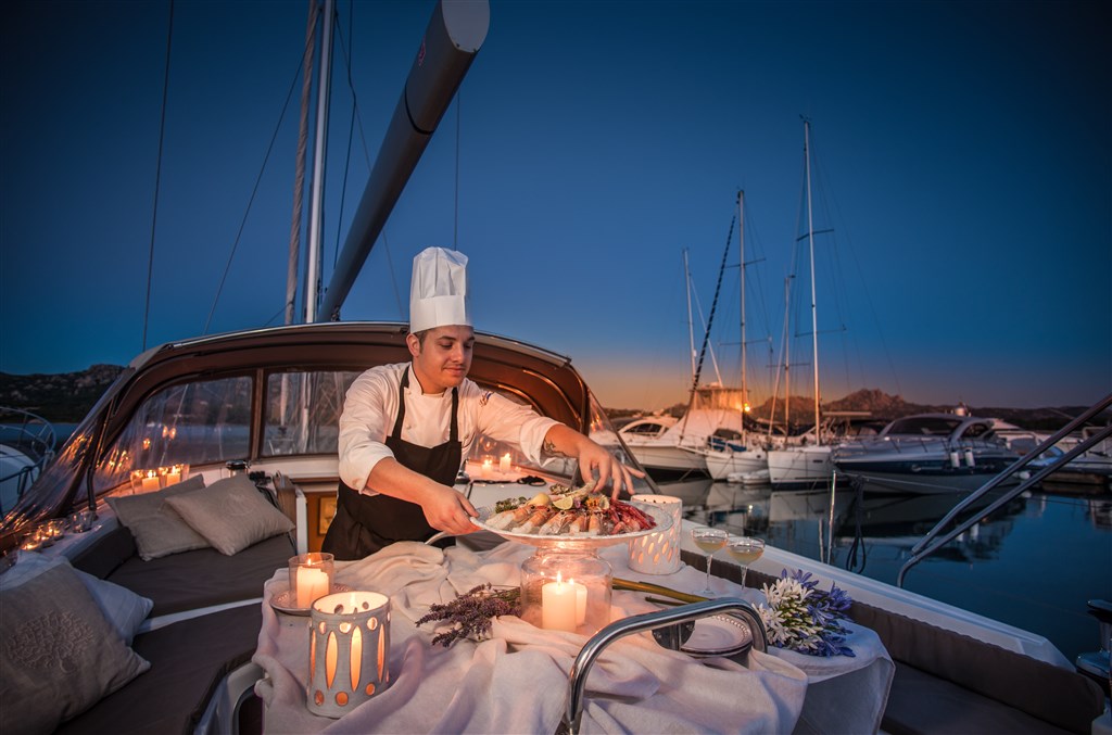 Večeře na hotelové jachtě Bonaria, Cannigione, Sardinie
(foto By Antonio Saba)