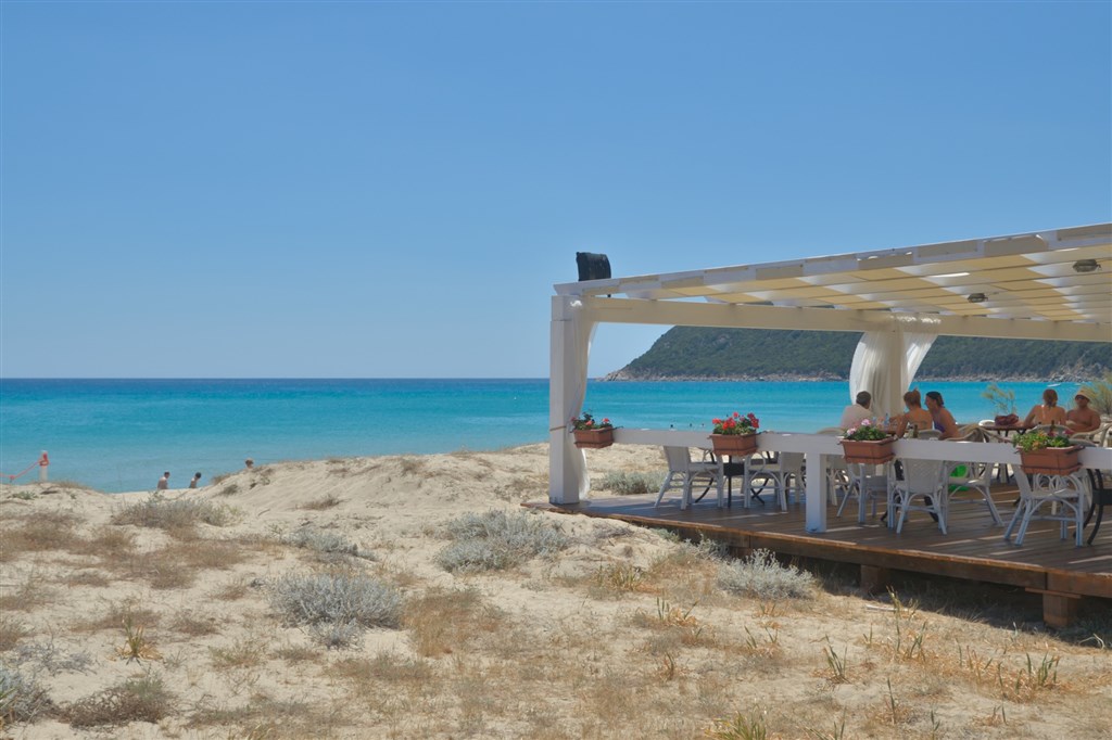 Restaurace na pláži, Castiadas, Sardinie
