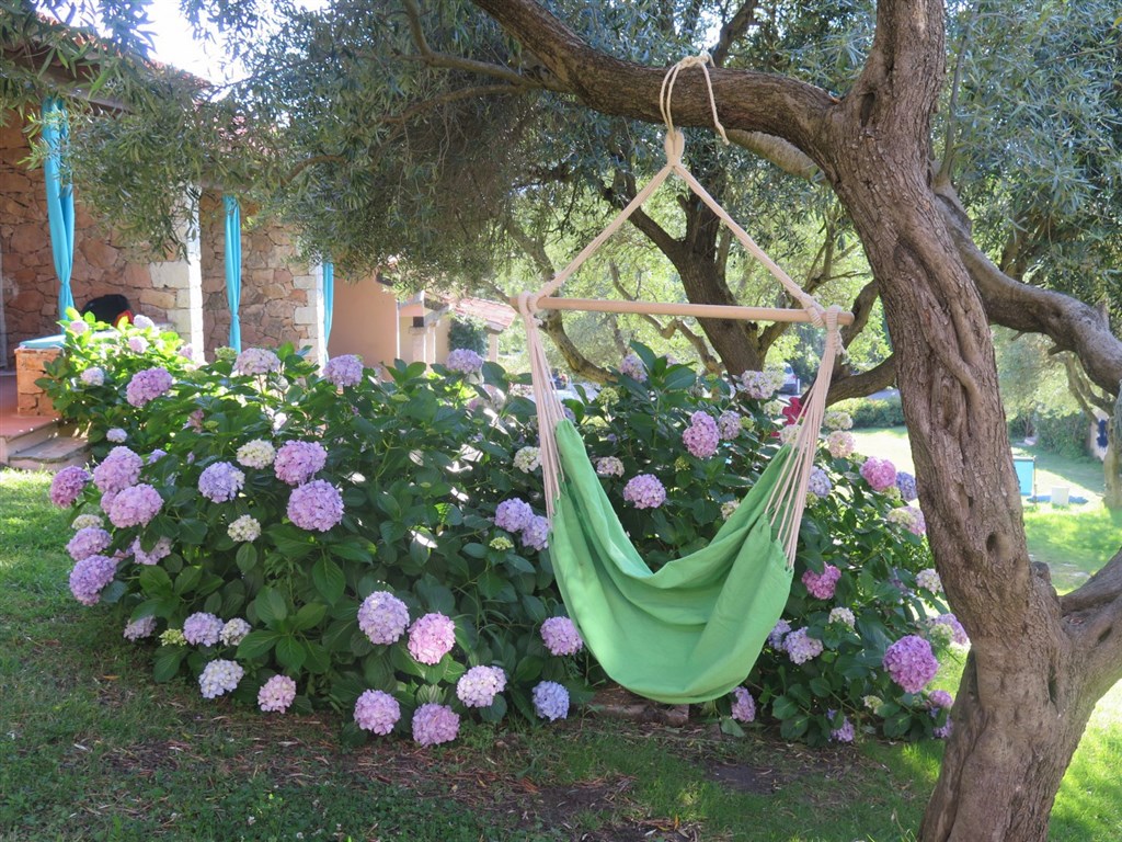 Rozkvetlá zahrada residence, San Teodoro, Sardinie