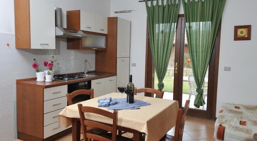 Kuchyně apartmánu BILO, San Teodoro, Sardinie