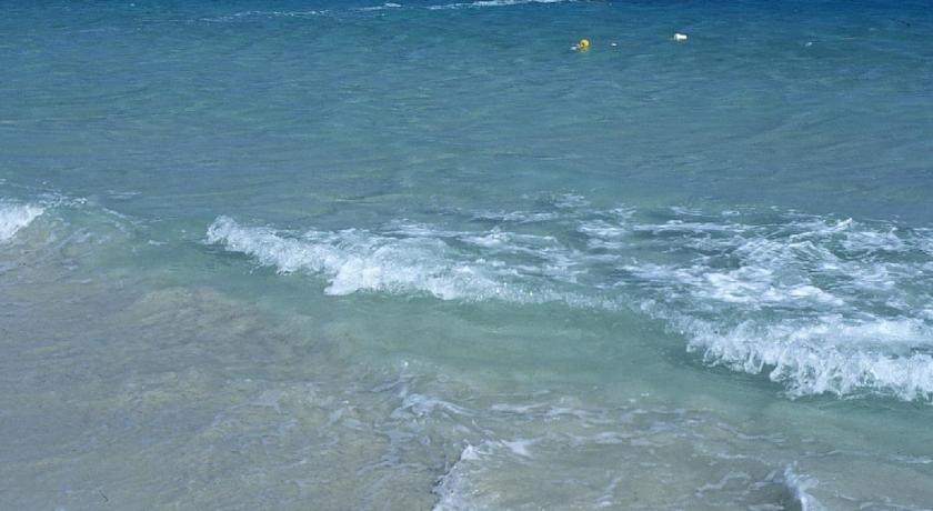 Pohled z pláže na moře, San Teodoro, Sardinie