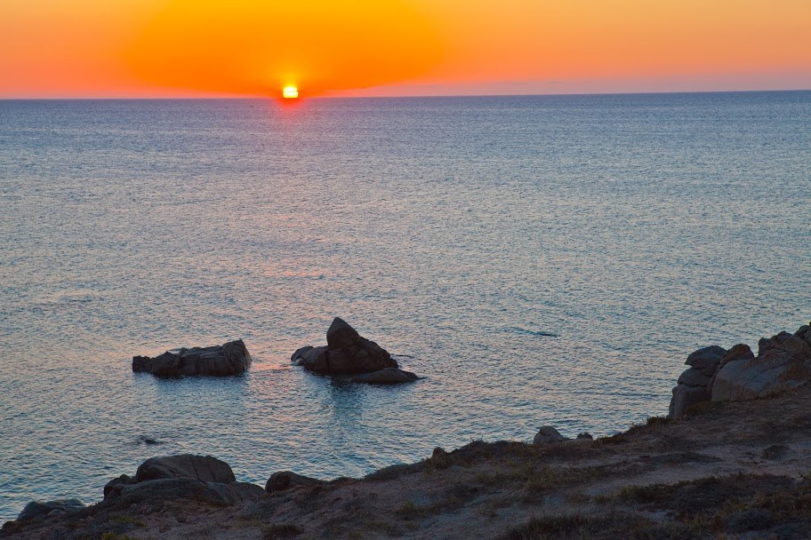 Pohled na moře při setmění, Santa Teresa di Gallura, Sardinia