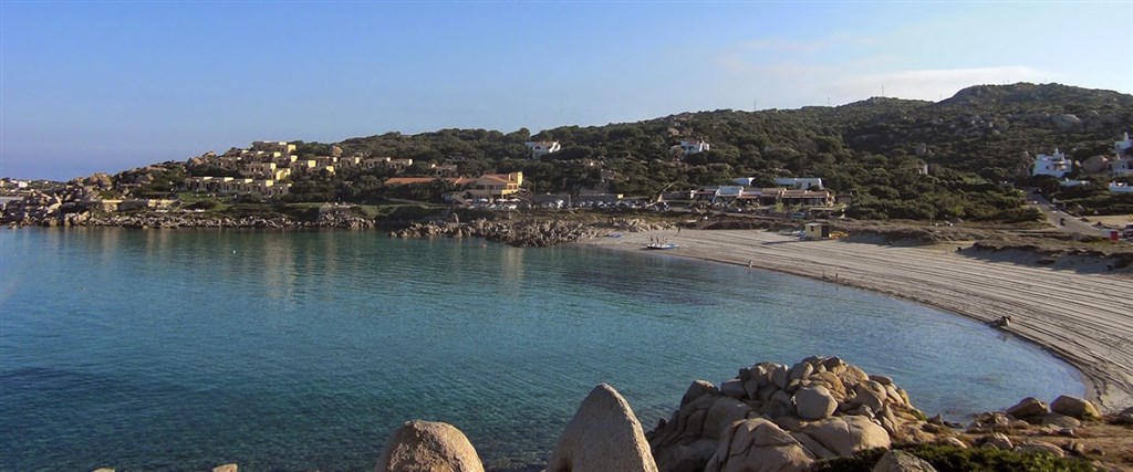 Pohled na pláž, Santa Teresa di Gallura, Sardinie