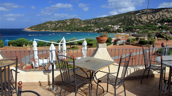 Baja Sardinia, náměstí. Zdroj: Shutterstock