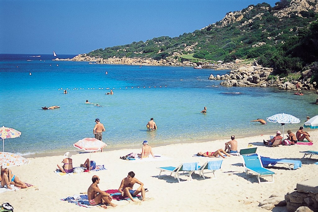 Veřejná pláž v Baja Sardinia, Sardinie
