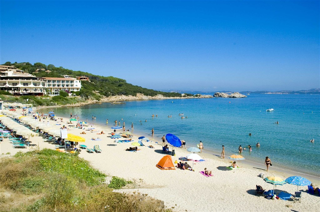Hlavní veřejná pláž Baja Sardinia, Sardinie